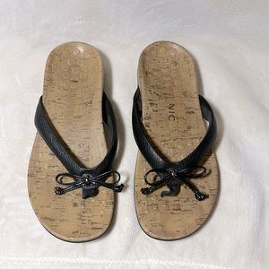 Vionic arch support sandals w bow and metallic detail. Very good condition.